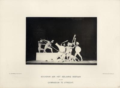220176 Afbeelding van een door leerlingen van het Stedelijk Gymnasium te Utrecht uitgevoerde marmeren beeldengroep in ...
